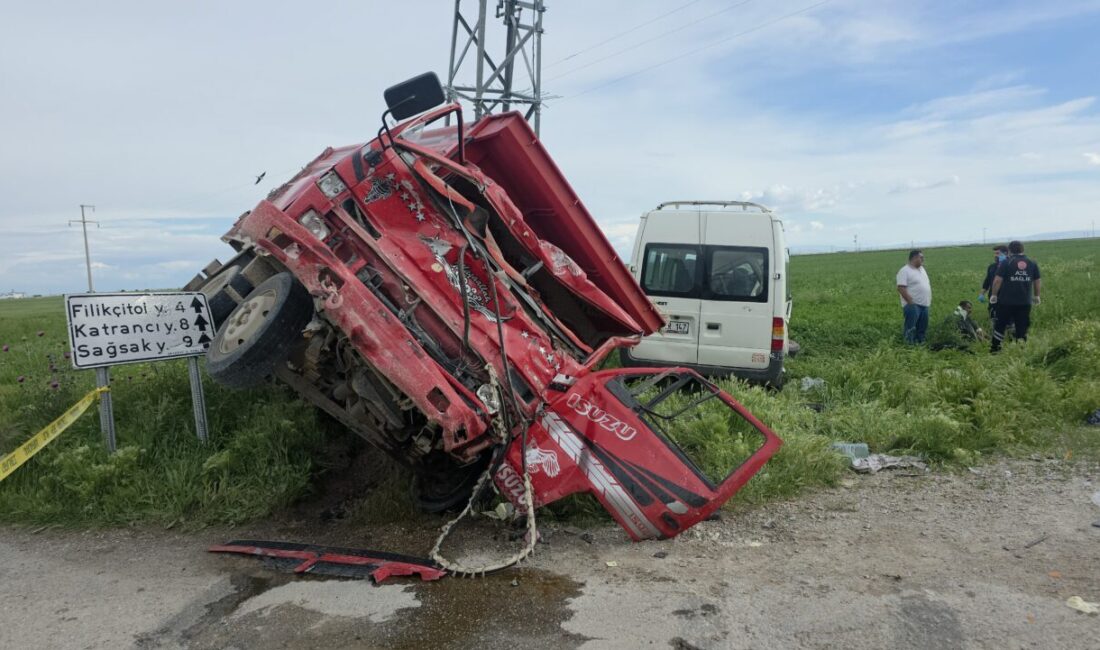 AKSARAY (AA) – Aksaray'ın Eskil ilçesinde tarım işçilerini taşıyan minibüs