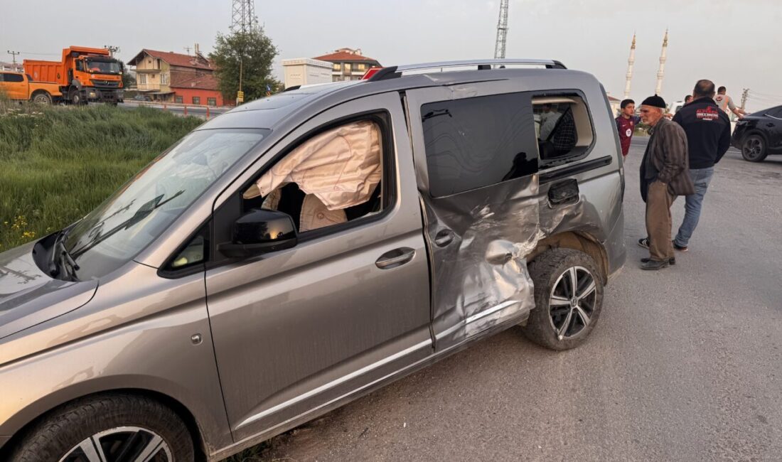 AKSARAY (AA) – Aksaray'da 3 aracın karıştığı zincirleme trafik kazasında