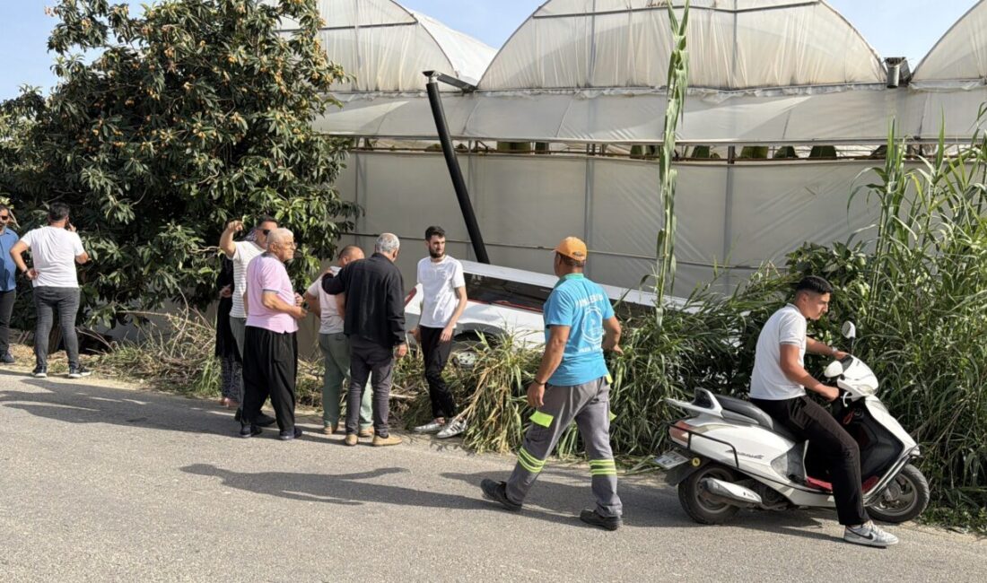 ANTALYA (AA) – Antalya'nın Alanya ilçesinde okul servis aracının yol