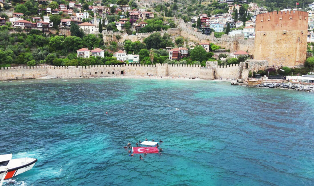 ANTALYA (AA) – Antalya'nın Alanya ilçesinde gerçekleştirilen deniz dibi temizliğinde
