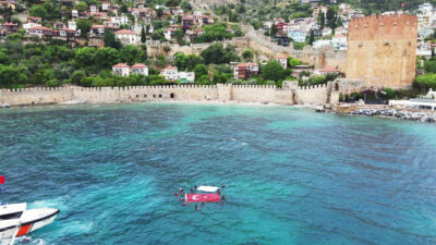 ANTALYA (AA) – Antalya'nın Alanya ilçesinde gerçekleştirilen deniz dibi temizliğinde