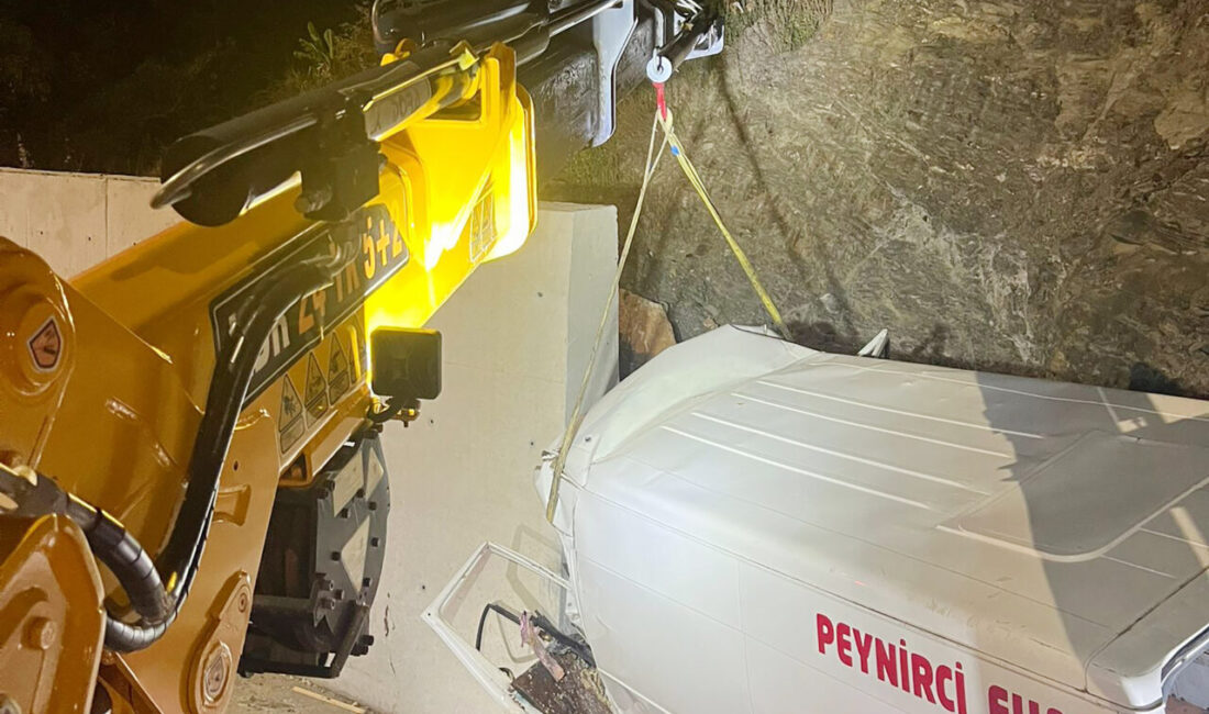 ANTALYA (AA) – Antalya'nın Alanya ilçesinde istinat duvarına çarpan panelvanın
