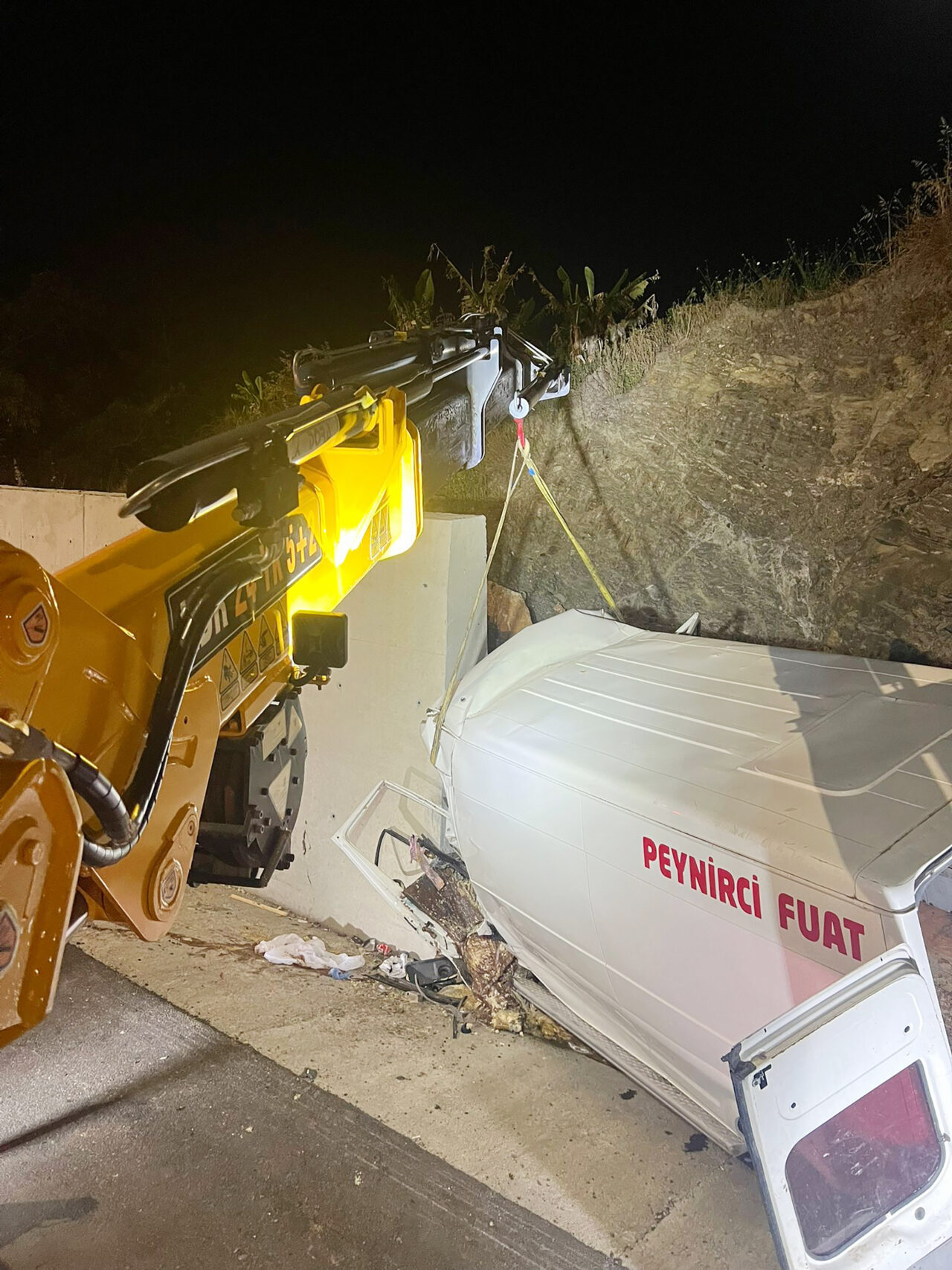 ANTALYA (AA) – Antalya'nın Alanya ilçesinde istinat duvarına çarpan panelvanın