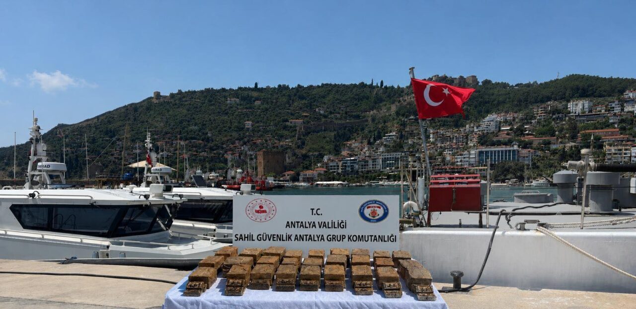 ANTALYA (AA) – Antalya'nın Alanya ilçesinde kıyıya vurmuş bir pakette