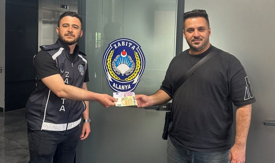 ANTALYA (AA) – Antalya'nın Alanya ilçesinde bir kişinin yolda bulduğu