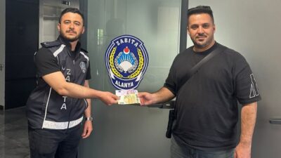 ANTALYA (AA) – Antalya'nın Alanya ilçesinde bir kişinin yolda bulduğu