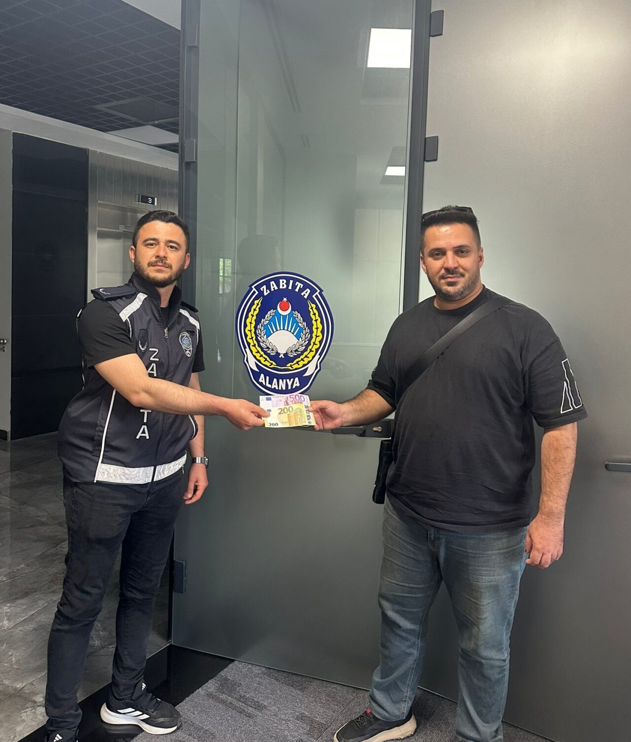 ANTALYA (AA) – Antalya'nın Alanya ilçesinde bir kişinin yolda bulduğu