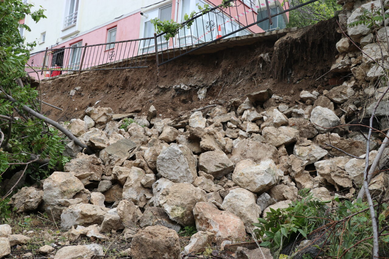 - Bina tedbir amaçlı boşaltıldı