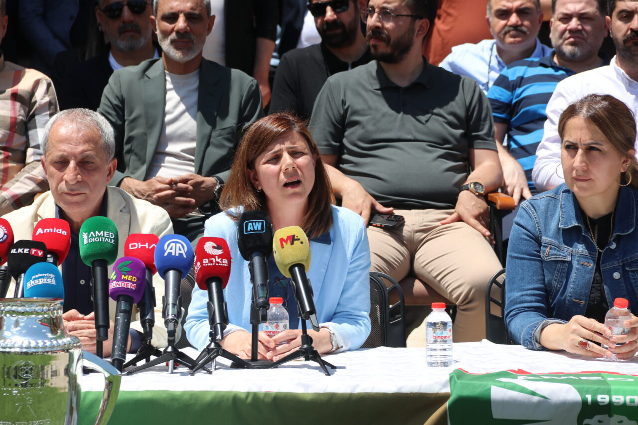 - Kulüp Başkanı Nahit Eren:
- "Öncelikle istişare kurulumuzun kentteki bütün