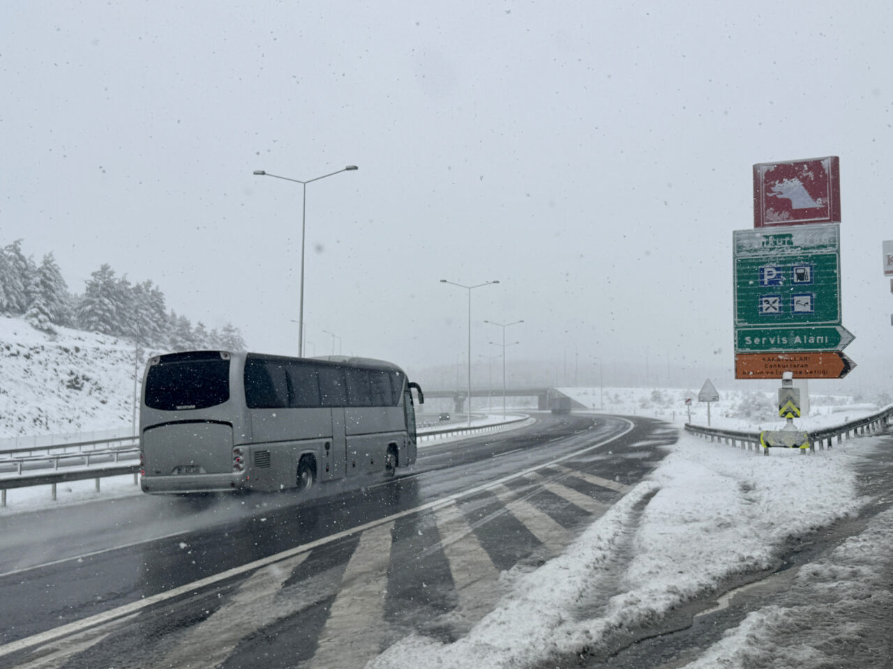 ANKARA (AA) – Anadolu Otoyolu'nun Ankara mevkisinde kar etkili oluyor.
