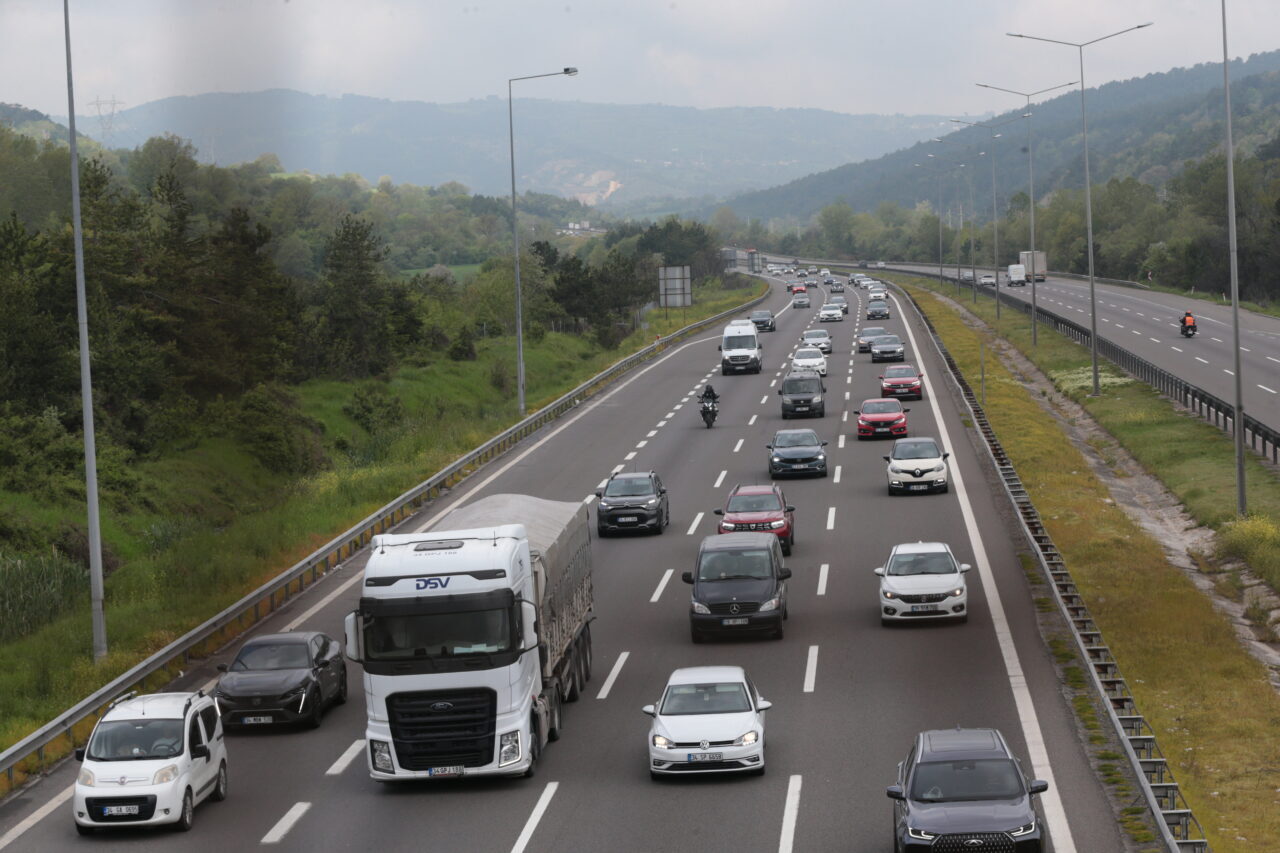 BOLU/SAKARYA/DÜZCE/KOCAELİ (AA) – Anadolu Otoyolu'nun Bolu, Sakarya ve Düzce kesiminde