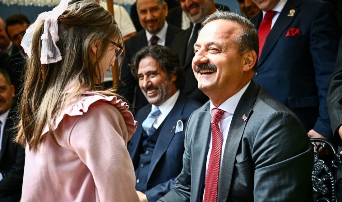 ANKARA (AA) – Anahtar Parti Genel Başkanı Yavuz Ağıralioğlu, partililerle