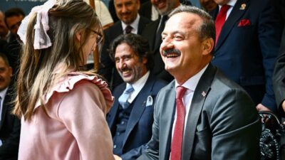 ANKARA (AA) – Anahtar Parti Genel Başkanı Yavuz Ağıralioğlu, partililerle