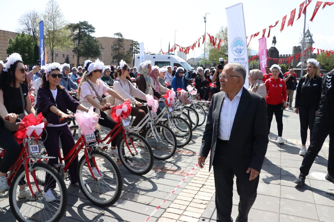 KAYSERİ (AA) – Kayseri'de Anneler Günü dolayısıyla düzenlenen etkinlikte, aileler