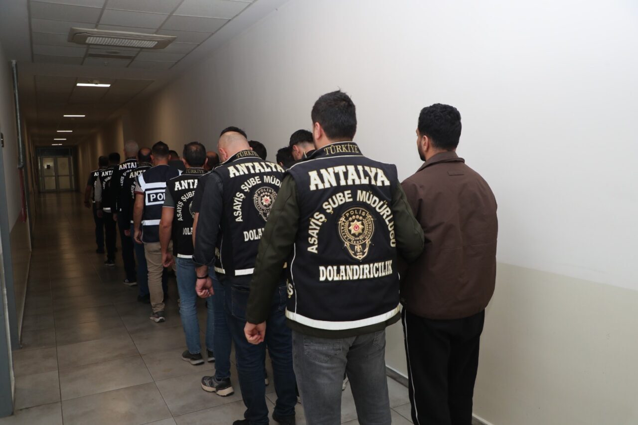 ANTALYA (AA) – Antalya merkezli 8 ilde düzenlenen nitelikli dolandırıcılık