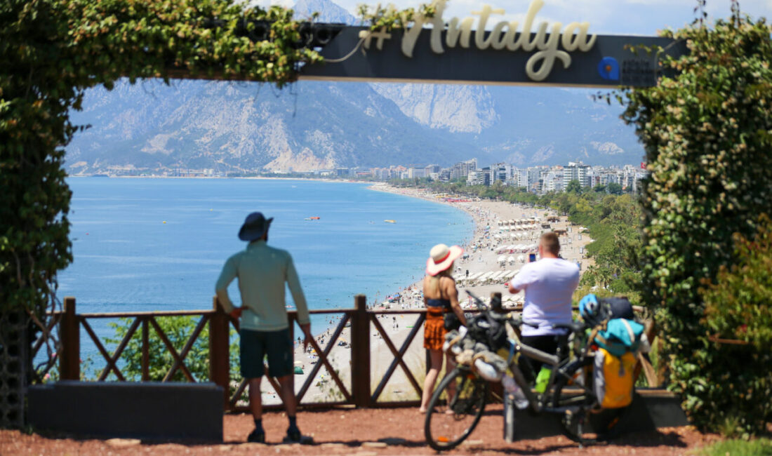 ANTALYA (AA) – Antalya sahillerinde Kurban Bayramı arifesinden dolayı yoğunluk