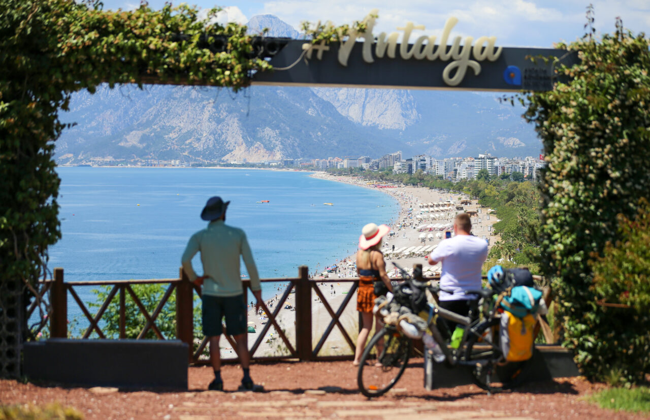 ANTALYA (AA) – Antalya sahillerinde Kurban Bayramı arifesinden dolayı yoğunluk