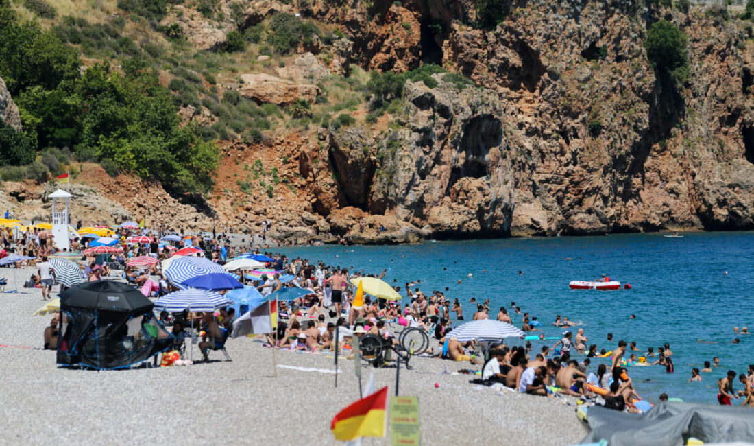 ANTALYA (AA) – Antalya'da Kurban Bayramı'nın ilk gününde vatandaşlar ve