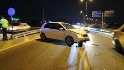 ANTALYA (AA) – Antalya'nın Manavgat ilçesinde otomobilin bariyerlere çarpması sonucu