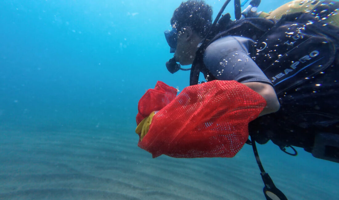 ANTALYA (AA) – Antalya'nın Konyaaltı Sahili'nde düzenlenen etkinlikte, deniz dibi