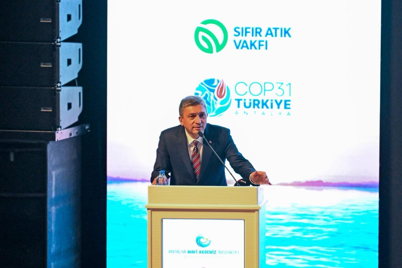 - Vali Hulusi Şahin:
- "Denizlerimizin üzerindeki en ağır yük maalesef