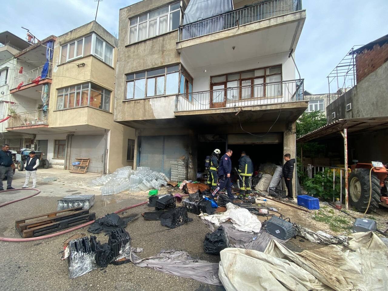 ANTALYA (AA) – Antalya'nın Serik ilçesinde züccaciye deposunda çıkan yangın