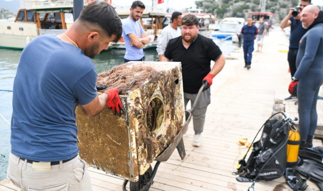 ANTALYA (AA) – Antalya’nın Demre ilçesinde yapılan deniz dibi temizliğinde