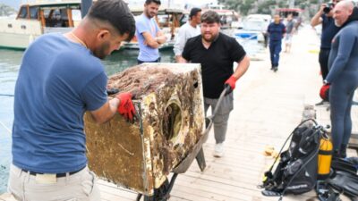 ANTALYA (AA) – Antalya’nın Demre ilçesinde yapılan deniz dibi temizliğinde