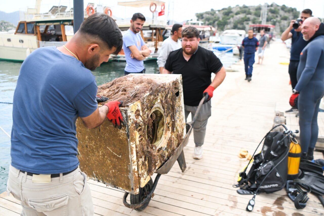 ANTALYA (AA) – Antalya’nın Demre ilçesinde yapılan deniz dibi temizliğinde
