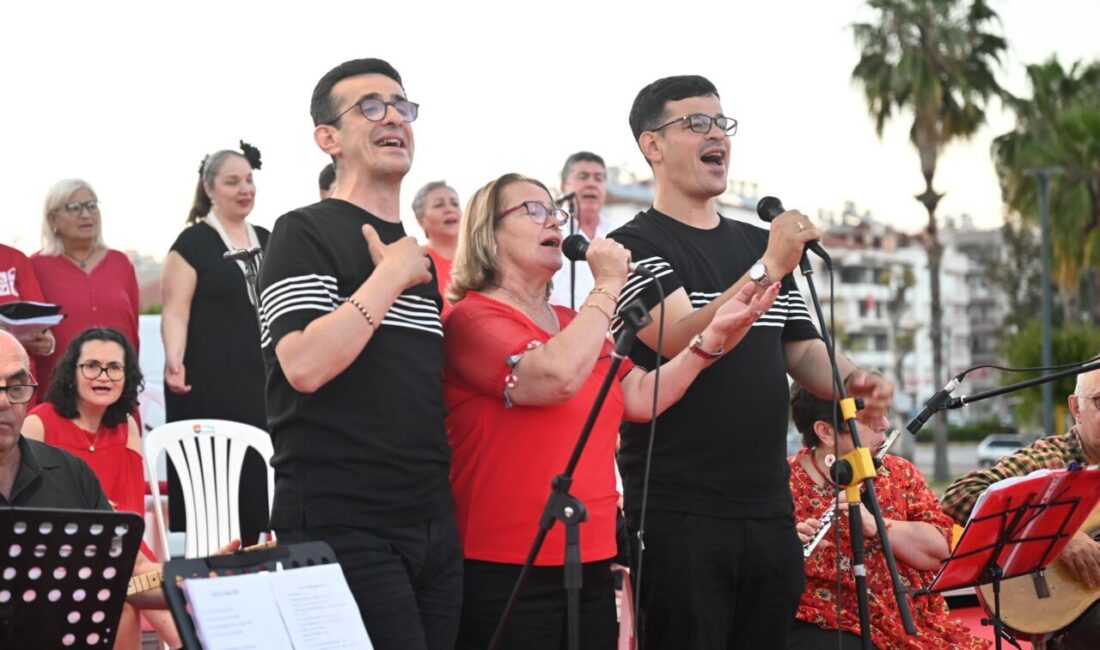 ANTALYA (AA) – Antalya'nın Finike ilçesinde "Engelleri Aşalım Sanatla Müzikle