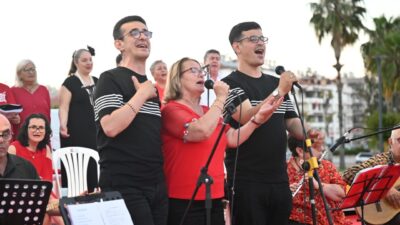 ANTALYA (AA) – Antalya'nın Finike ilçesinde "Engelleri Aşalım Sanatla Müzikle
