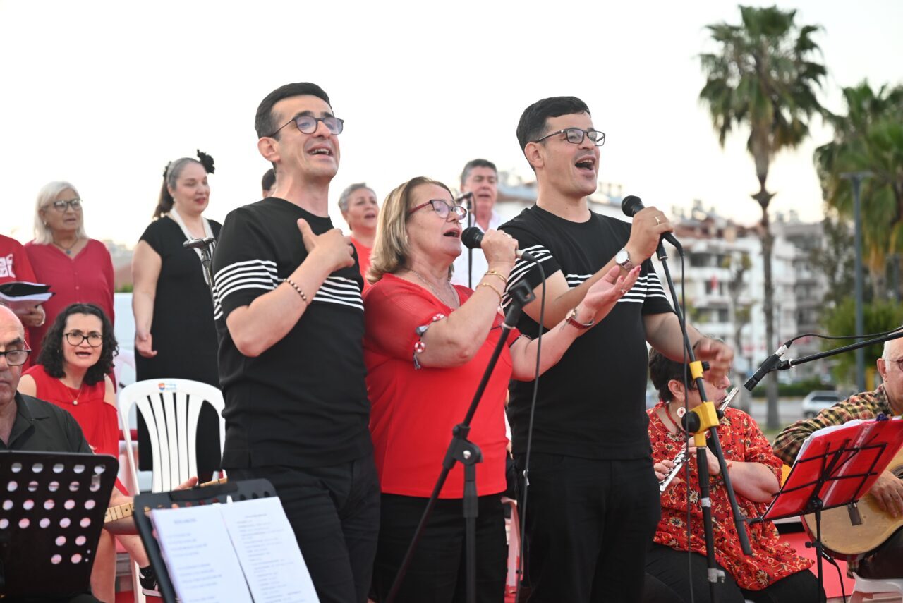 ANTALYA (AA) – Antalya'nın Finike ilçesinde "Engelleri Aşalım Sanatla Müzikle