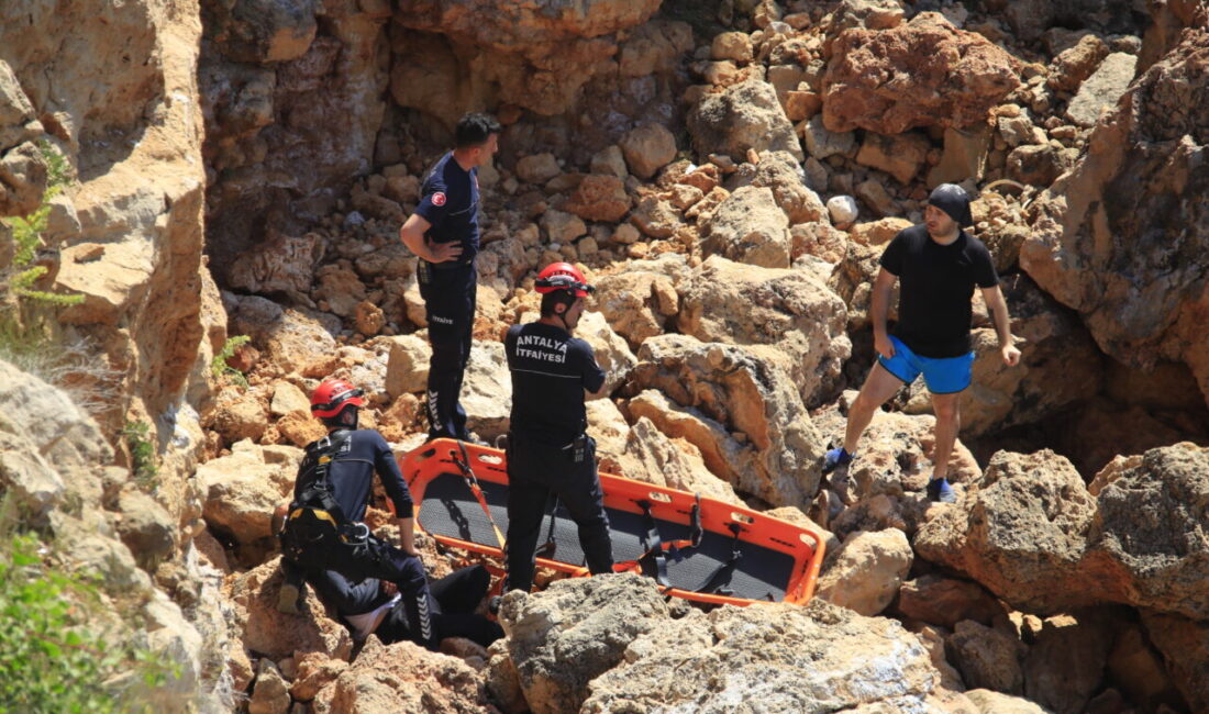 ANTALYA (AA) – Antalya'nın Muratpaşa ilçesinde falezlerden düşerek yaralanan kişi,