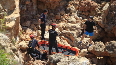 ANTALYA (AA) – Antalya'nın Muratpaşa ilçesinde falezlerden düşerek yaralanan kişi,