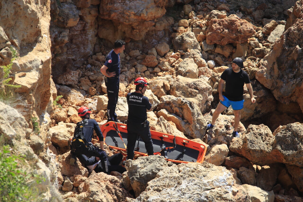 ANTALYA (AA) – Antalya'nın Muratpaşa ilçesinde falezlerden düşerek yaralanan kişi,