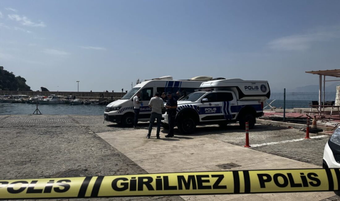 ANTALYA (AA) – Antalya'da Düden Şelalesi'nin denize döküldüğü falezlerden düştüğü