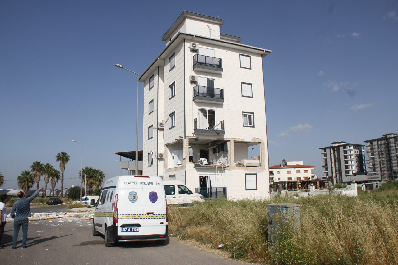 ANTALYA (AA) – Antalya'nın Serik ilçesinde apartman dairesinde mutfak tüpünden