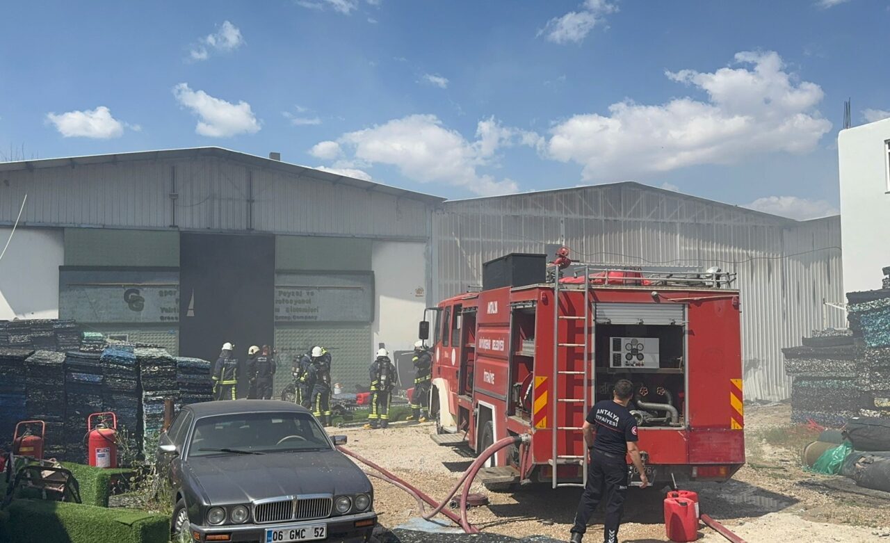 ANTALYA (AA) – Antalya'nın Aksu ilçesinde bir geri dönüşüm fabrikasında