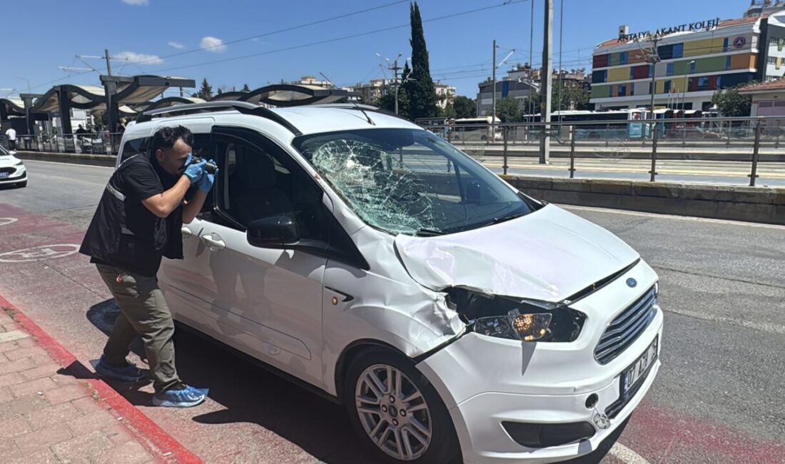 ANTALYA (AA) – Antalya'nın Muratpaşa ilçesinde hafif ticari aracın çarptığı