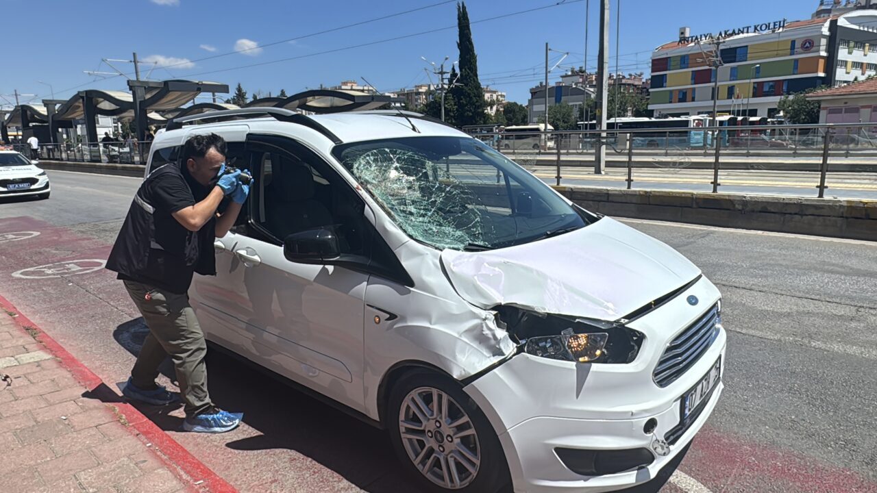 ANTALYA (AA) – Antalya'nın Muratpaşa ilçesinde hafif ticari aracın çarptığı