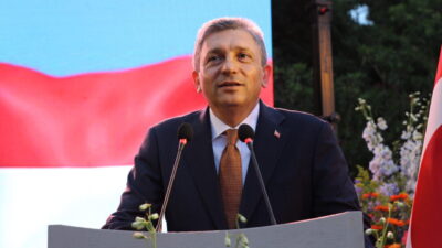 - Törende her iki ülkenin milli marşını piyanosu ile seslendiren