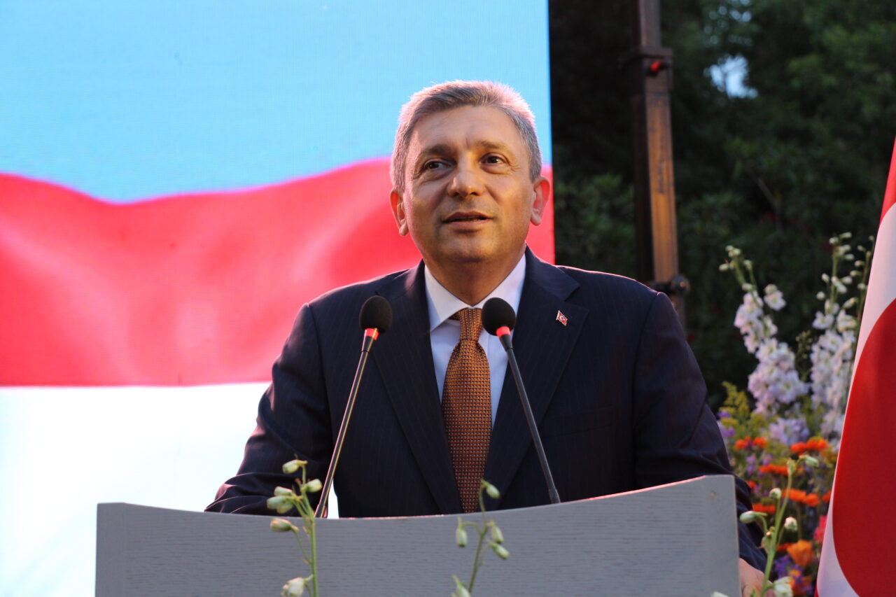- Törende her iki ülkenin milli marşını piyanosu ile seslendiren