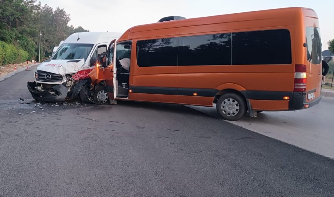 ANTALYA (AA) – Antalya'nın Serik ilçesinde iki tur minibüsünün çarpışması