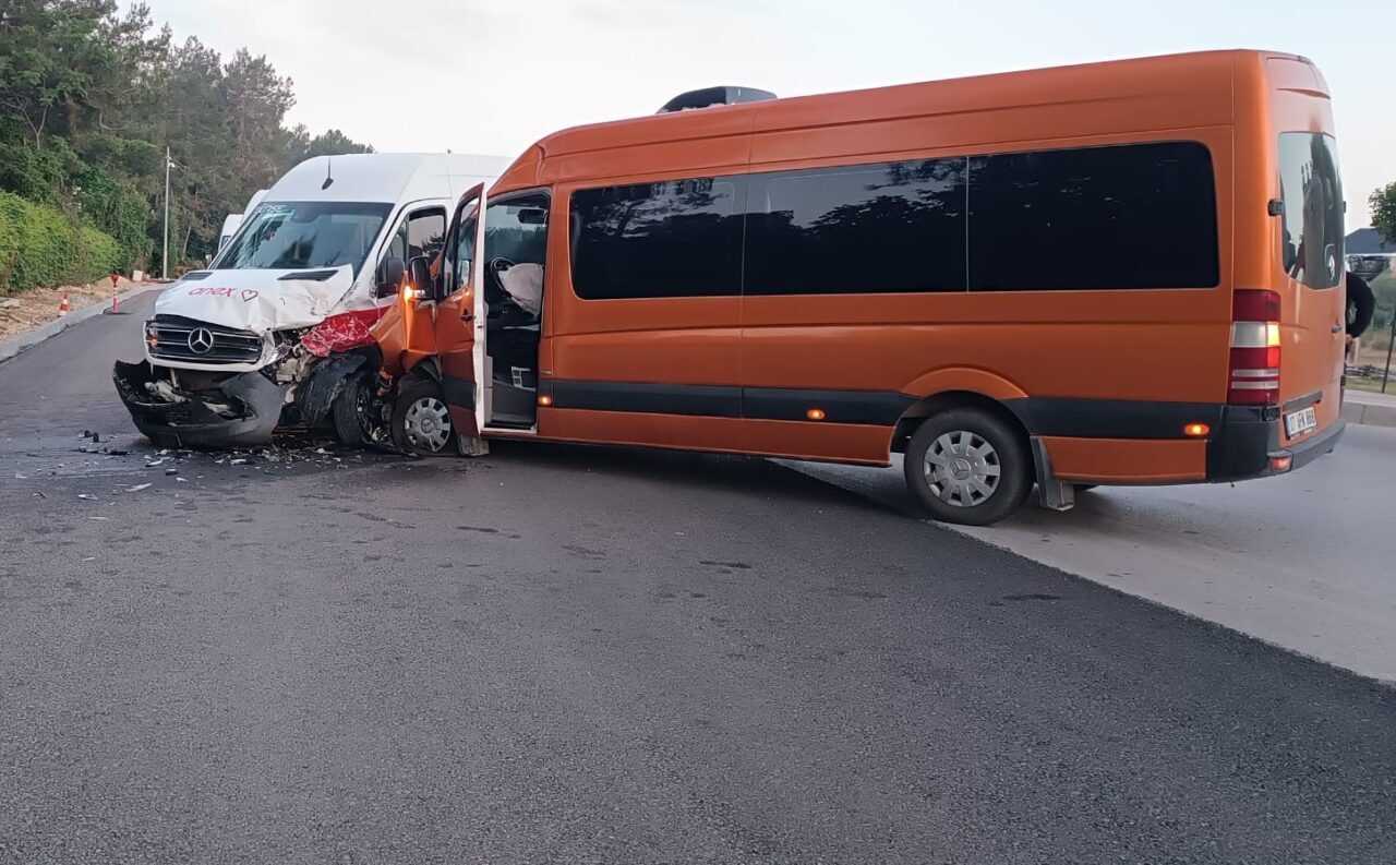 ANTALYA (AA) – Antalya'nın Serik ilçesinde iki tur minibüsünün çarpışması