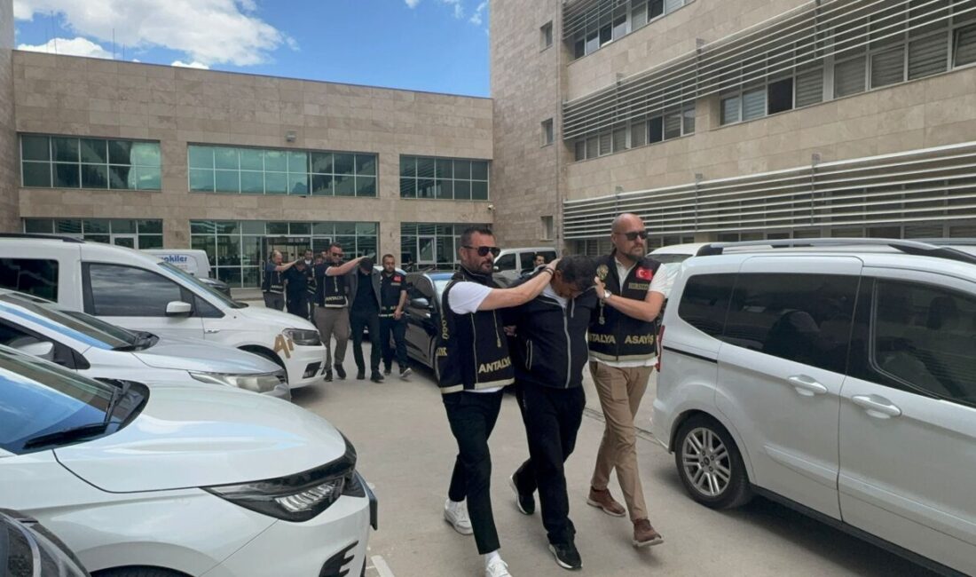 - Özel olarak bu soygun için Türkiye'ye geldikleri ve "Kürkçüler"