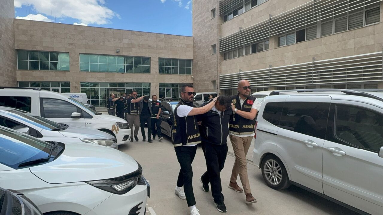- Özel olarak bu soygun için Türkiye'ye geldikleri ve "Kürkçüler"