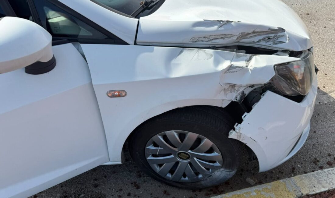 ANTALYA (AA) – Antalya'nın Serik ilçesinde otomobil ile kamyonetin çarpışması