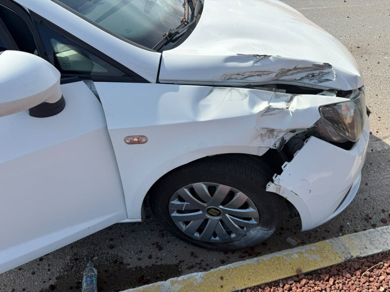 ANTALYA (AA) – Antalya'nın Serik ilçesinde otomobil ile kamyonetin çarpışması