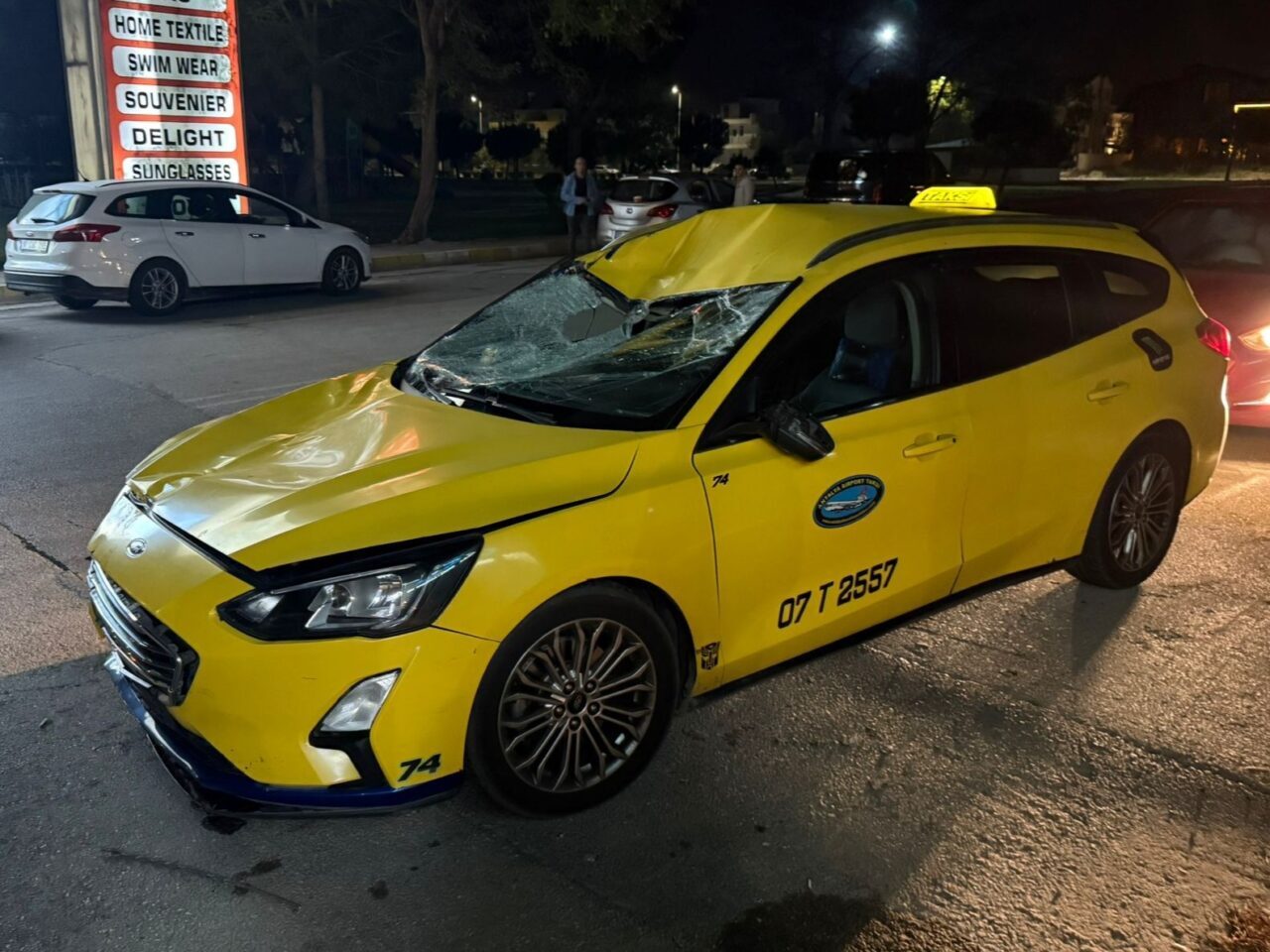 ANTALYA (AA) – Antalya'nın Serik ilçesinde taksi ile çarpışan bisikletin