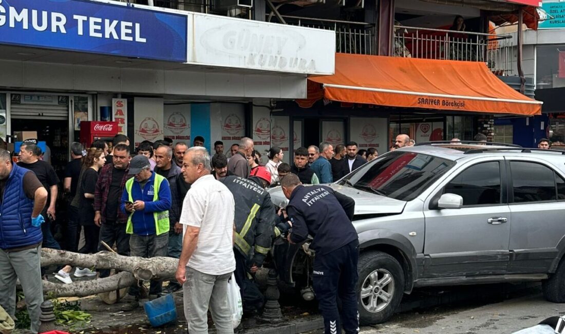 ANTALYA (AA) – Antalya'nın Manavgat ilçesinde iki otomobilin çarpıştığı kazada